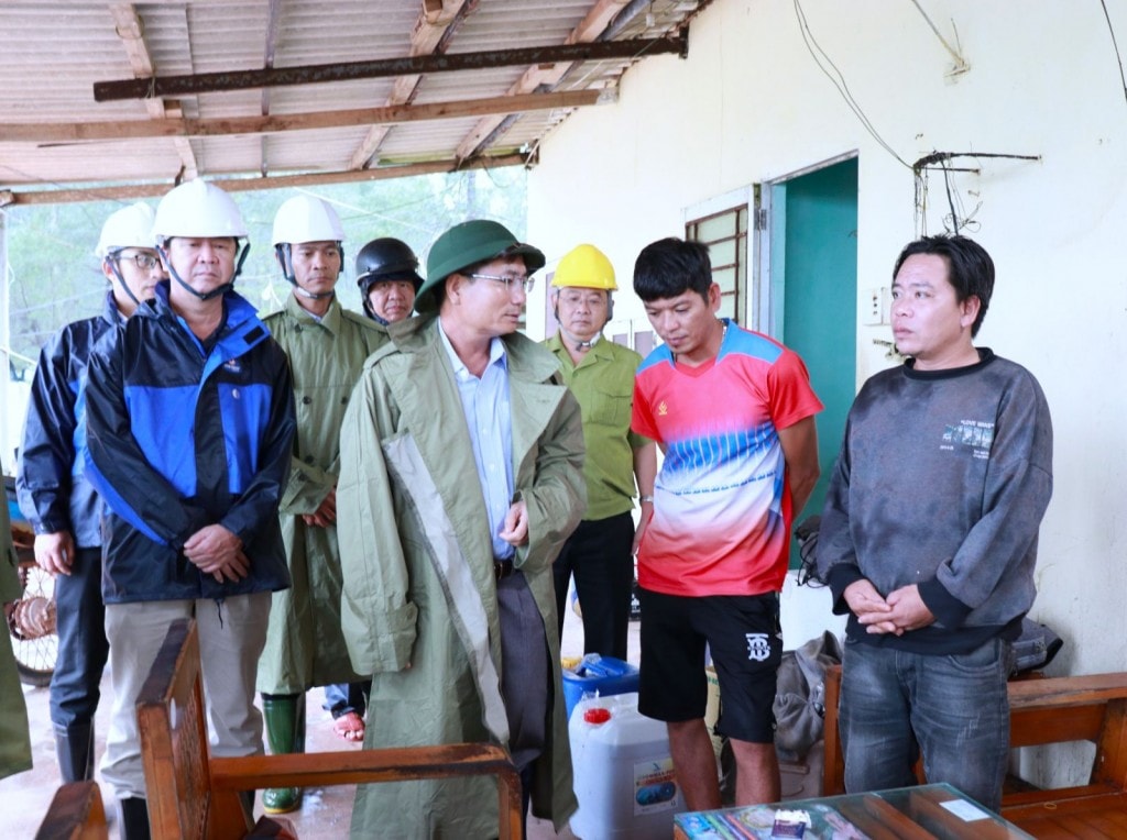 Phó Chủ tịch UBND tỉnh Quảng Ngãi Nguyễn Ngọc Sâm yêu câu người dân đến cư trú an toàn tại xã Mỏ Cày