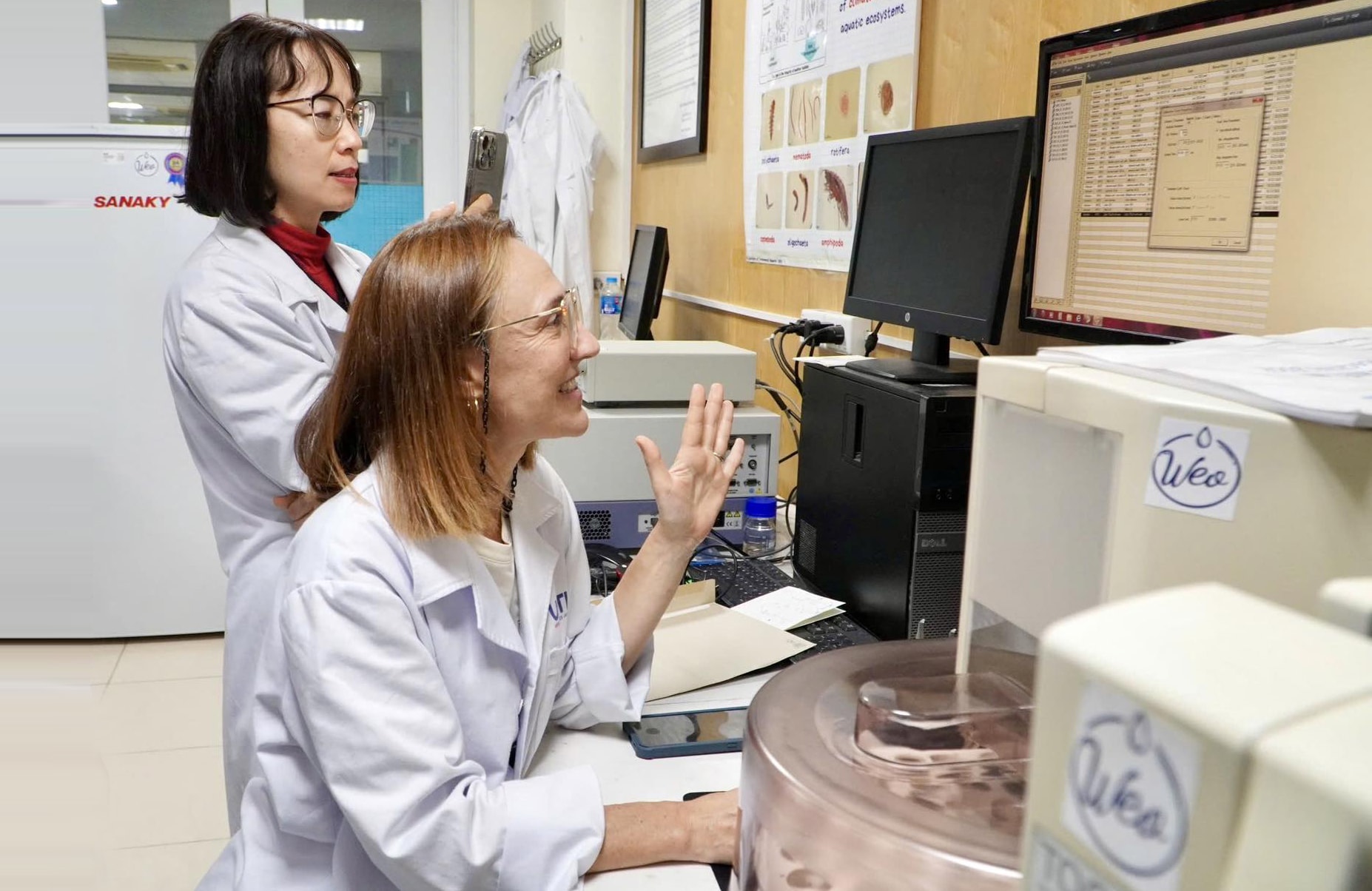 Dr. Catherine Guigue, Universiteit Aix Marseille, Frankrijk, milieudeskundige, Universiteit Hai Duong, geeft les aan studenten in het laboratorium van de Universiteit voor Wetenschap en Technologie van Hanoi..jpg