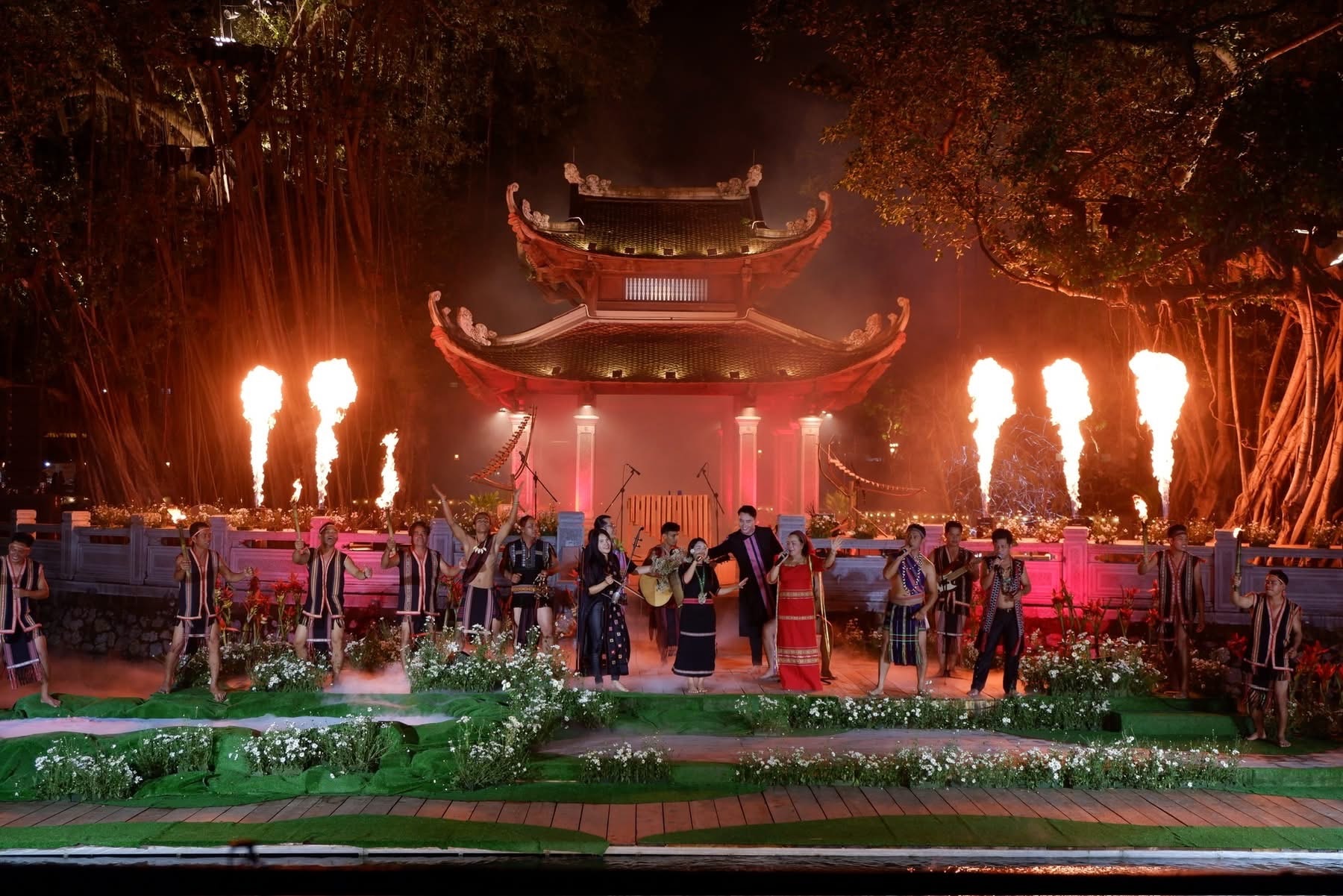 O programa “Red River Calls, Great Forest Roars” não é apenas uma noite de apresentações artísticas, mas também um espaço onde a música conecta, se difunde e homenageia o espírito vietnamita. Foto: V.M.