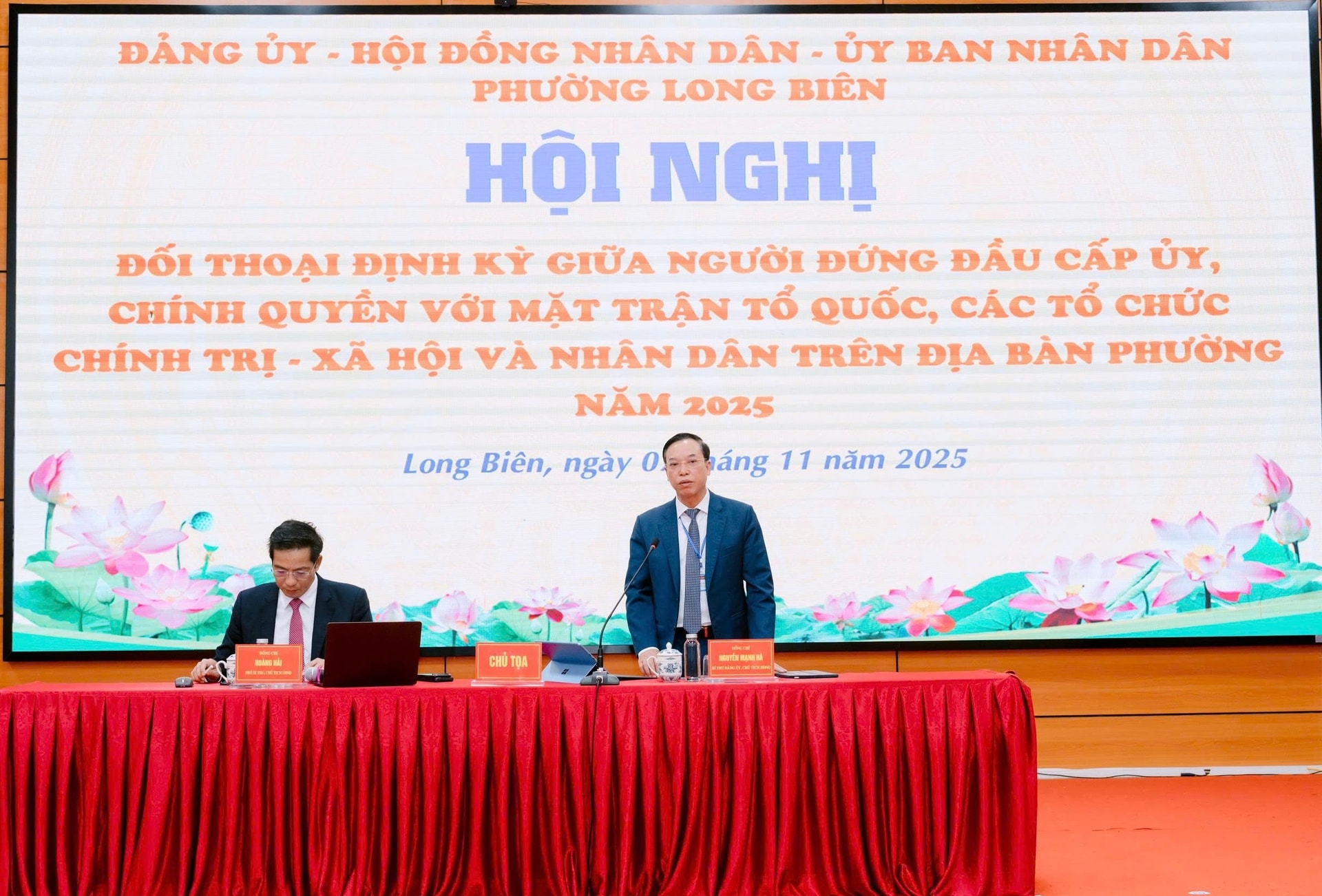 Le secrétaire du Parti et président du Conseil populaire du quartier de Long Bien, Nguyen Manh Ha, a recueilli les avis et suggestions des citoyens. Photo : Hien Luong