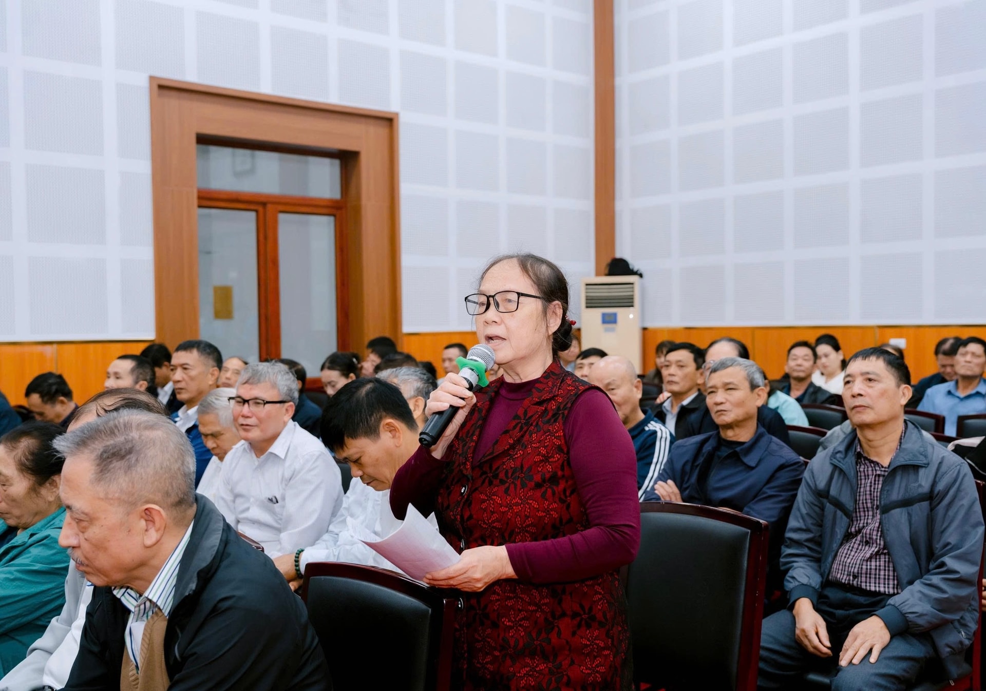 Les habitants du quartier de Long Bien ont exprimé leurs opinions et leurs recommandations lors de la conférence de dialogue. Photo : Hien Luong