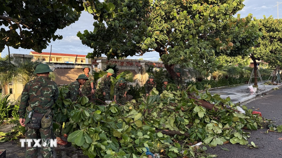 Cán bộ, chiến sỹ hỗ trợ người dân khắc phục hậu quả thiên tai. (Ảnh: Tường Quân/TTXVN)