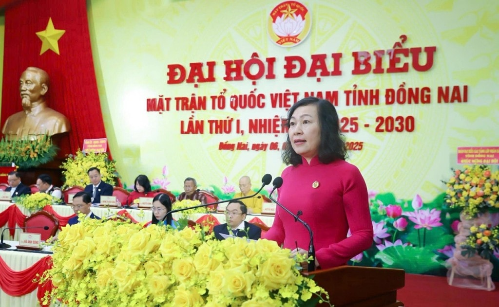 đồng chí Huỳnh Thị Hằng, Phó Bí thư Tỉnh ủy, Chủ tịch Ủy ban MTTQ Việt Nam tỉnh phát biểu tại đại hội (Ảnh: Huy Anh)