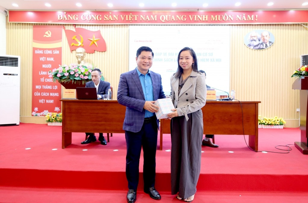 Các đồng chí lãnh đạo phường Văn Miếu - Quốc Tử Giám tặng quà người lao động tham gia giao lưu trả lời câu hỏi