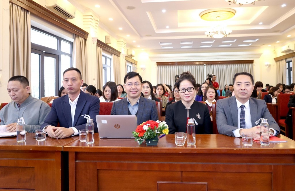Các đồng chí đại biểu, các chuyên gia pháp lý dự buổi Đối thoại, giao lưu