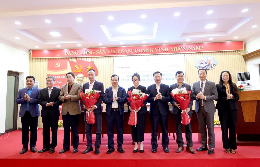 Ban tổ chức tặng hoa các chuyên gia pháp lý tại buổi Đối thoại giao lưu