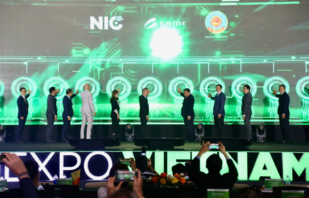 Phó Thủ tướng Nguyễn Chí Dũng và các đại biểu thực hiện nghi thức khai trương SEMIExpo Việt Nam 2025 - Ảnh: VGP/Thu Sa