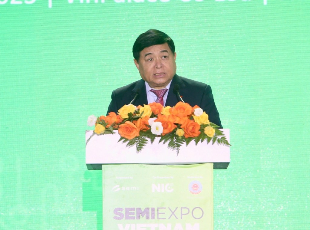 Phó Thủ tướng nhận định, SEMIExpo Việt Nam 2025 là minh chứng cho những thành quả, sự nỗ lực và quyết tâm mạnh mẽ nhằm thúc đẩy phát triển ngành công nghiệp bán dẫn, khẳng định vị thế của Việt Nam trong chuỗi giá trị công nghệ toàn cầu - Ảnh: VGP/Thu Sa