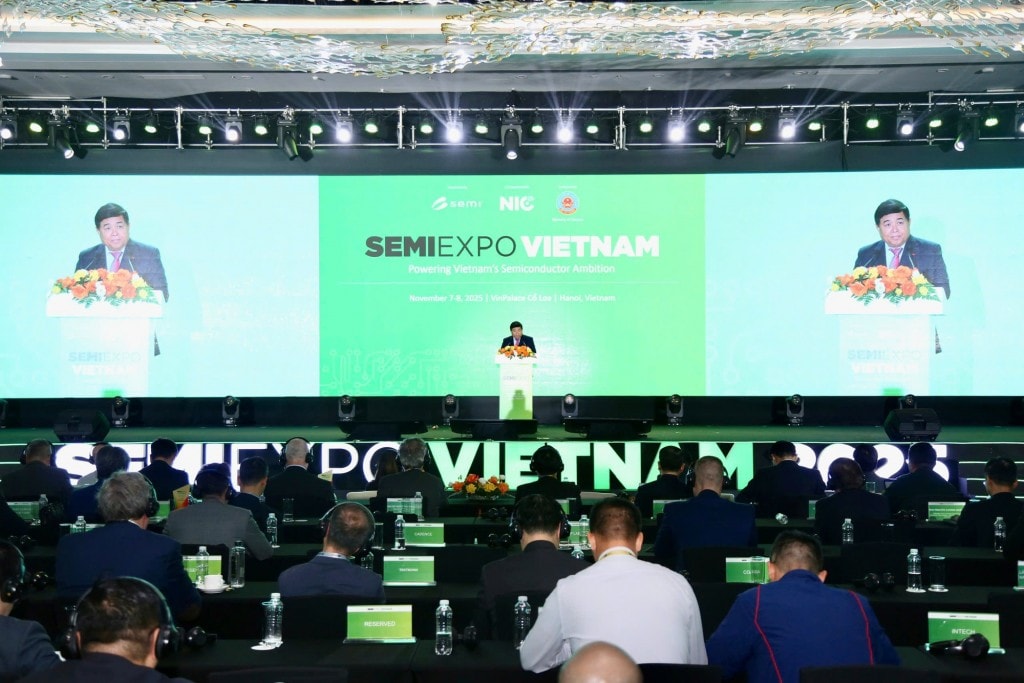 Phó Thủ tướng đề nghị SEMI và các doanh nghiệp thành viên xem xét đặt cơ sở sản xuất hoặc trung tâm dịch vụ kỹ thuật tại Việt Nam để cùng xây dựng hệ sinh thái bán dẫn tại Việt Nam - Ảnh: VGP/Thu Sa