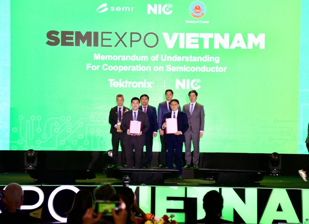Phó Thủ tướng chứng kiến lễ ký MoU giữa NIC và các đối tác - Ảnh: VGP/Thu Sa