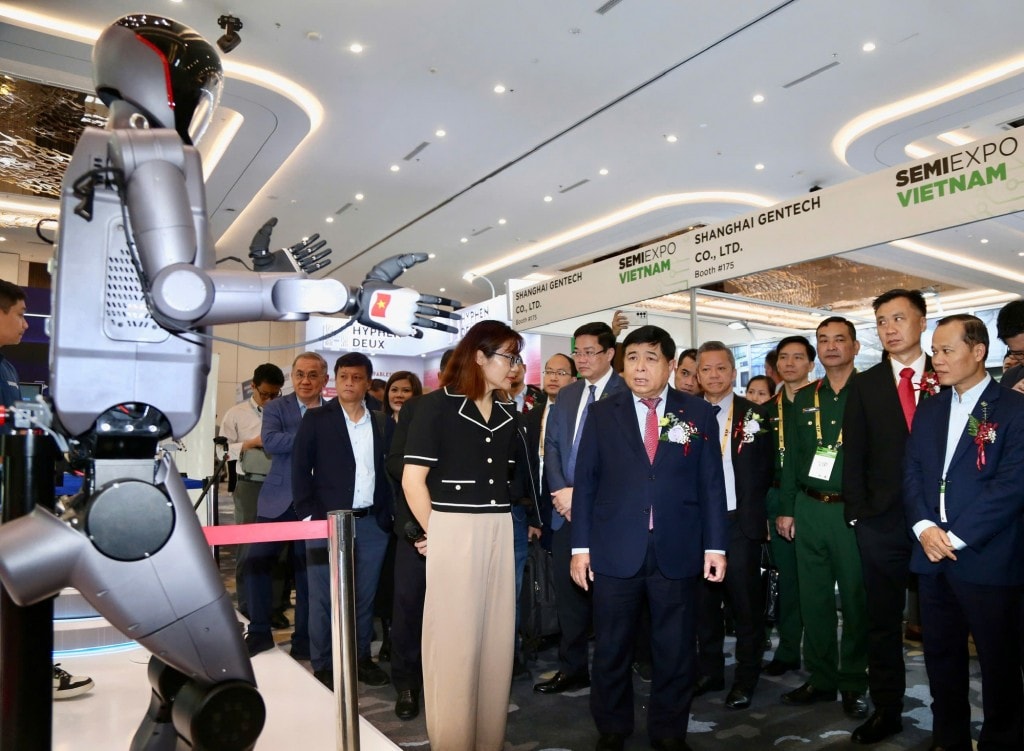 Phó Thủ tướng và các đại biểu tham quan các gian hàng, trưng bày tại SEMIExpo Việt Nam 2025 - Ảnh: VGP/Thu Sa