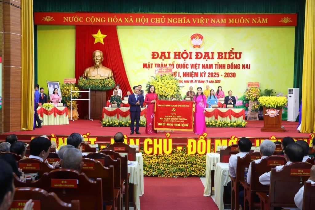 Đồng chí Tôn Ngọc Hạnh, Ủy viên dự khuyết Trung ương Đảng, Phó Bí thư Thường trực Tỉnh ủy, Chủ tịch HĐND tỉnh Đồng Nai tặng hoa và bức trướng chúc mừng đại hội