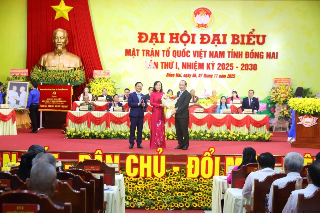 Đồng chí Hoàng Công Thủy, Phó Chủ tịch Ủy ban Trung ương MTTQ Việt Nam tặng lẵng hoa chúc mừng đại hội