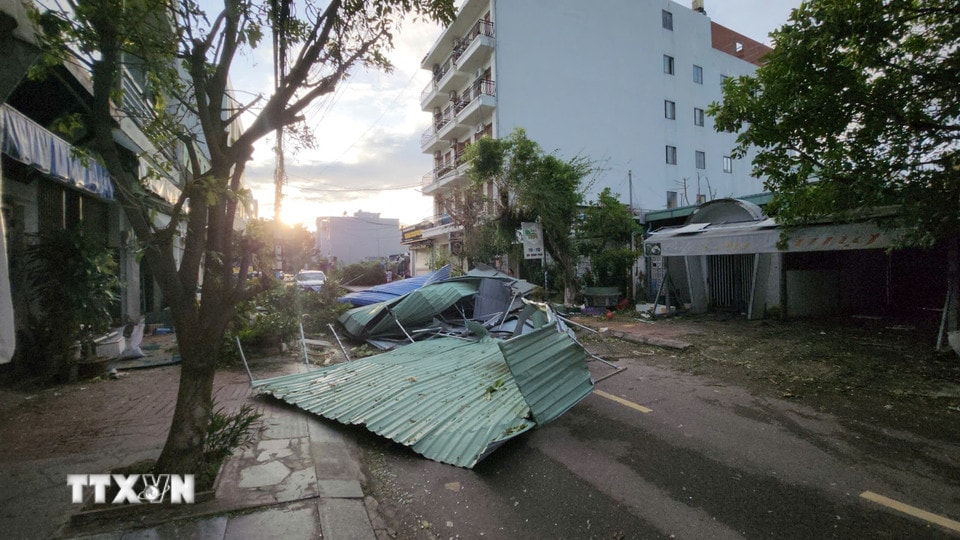 Thiệt hại do bão số 13 tại phường Quy Nhơn. (Ảnh: Sỹ Thắng/TTXVN)