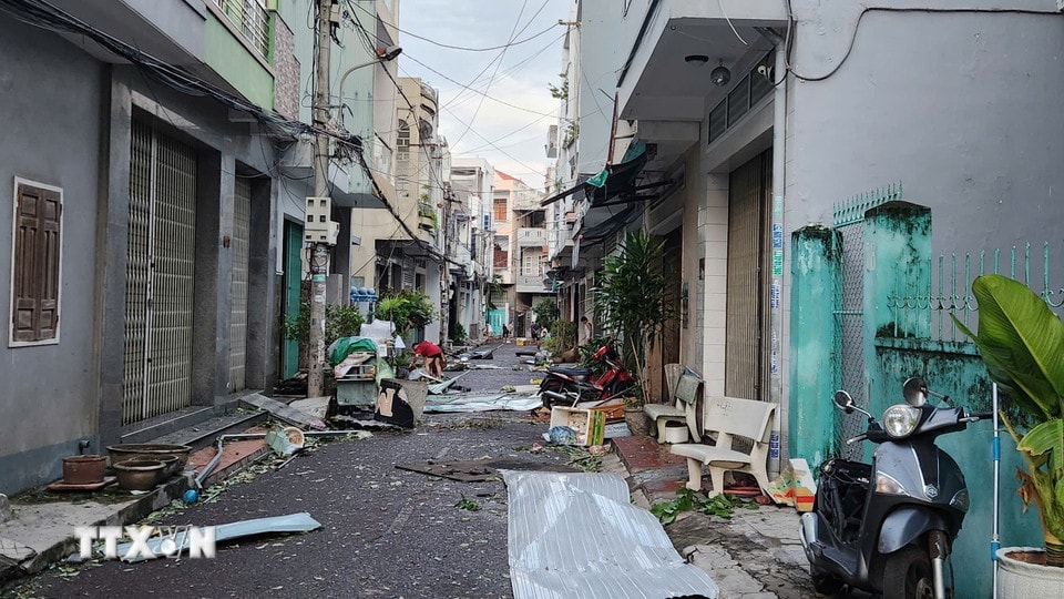 Gió mạnh cấp 10-11, giật trên cấp 12 kèm mưa lớn khiến hàng trăm ngôi nhà tốc mái. (Ảnh: Sỹ Thắng/TTXVN)