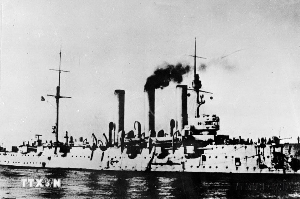 Tối 6/11/1917, Chiến hạm Rạng Đông nổ loạt súng lệnh báo hiệu tấn công Cung điện Mùa Đông. (Ảnh: Tư liệu Quốc tế TTXVN)