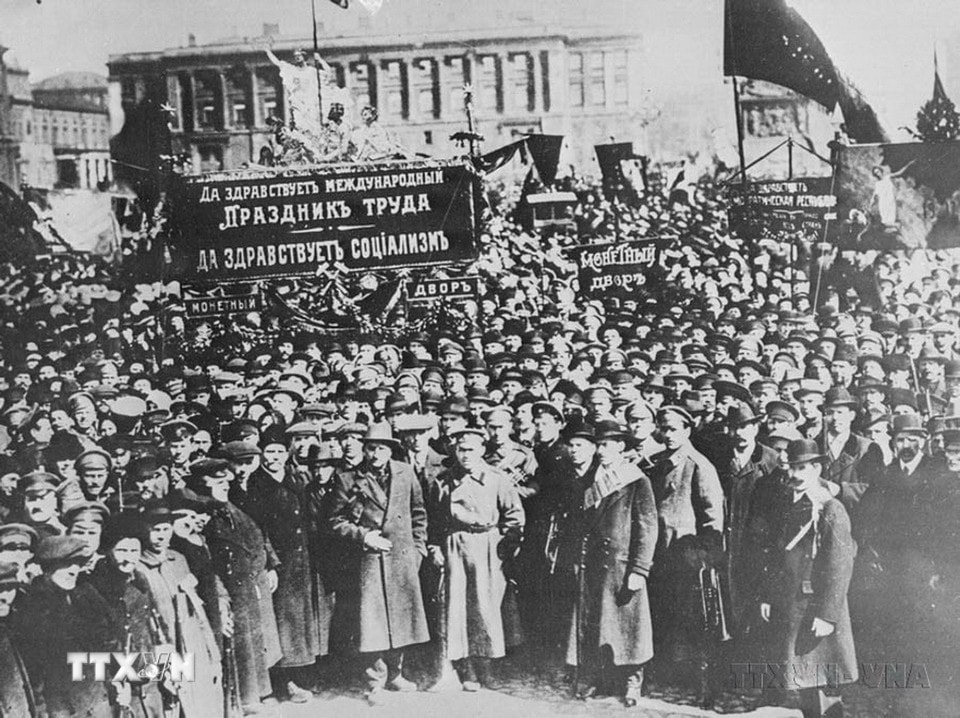 Công nhân, viên chức Nhà máy đúc tiền trong cuộc tuần hành ngày 1/5/1917 tại Petrograd. (Ảnh: TTXVN)