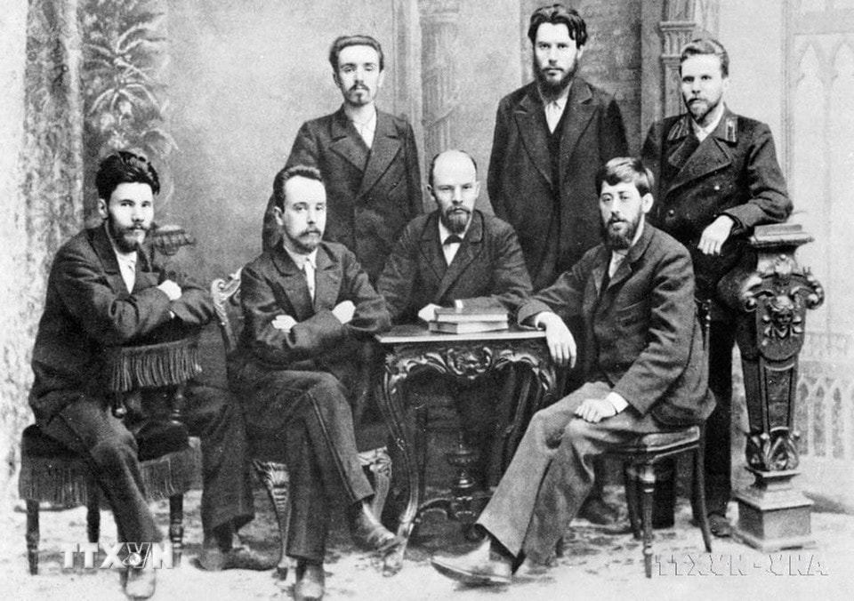 Vladimir Ilyich Lenin và Hội viên Hội Liên hiệp đấu tranh giải phóng giai cấp công nhân do Người thành lập 1897. (Ảnh: TTXVN)