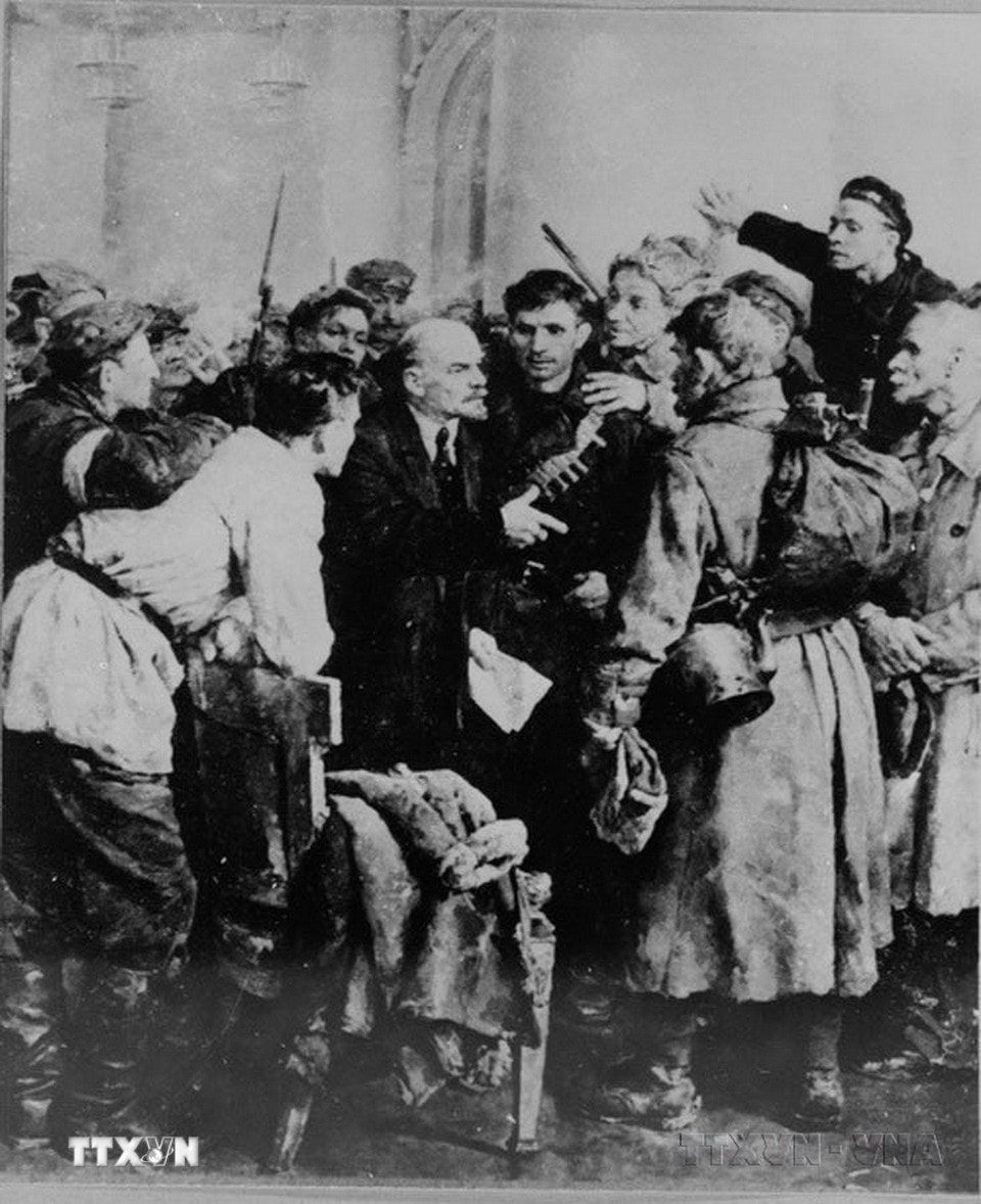 V.I.Lenin với các chiến sỹ cách mạng trong Cung điện Smolny chiều 6/11/1917, trực tiếp lãnh đạo cuộc khởi nghĩa. (Ảnh: Tư liệu TTXVN)