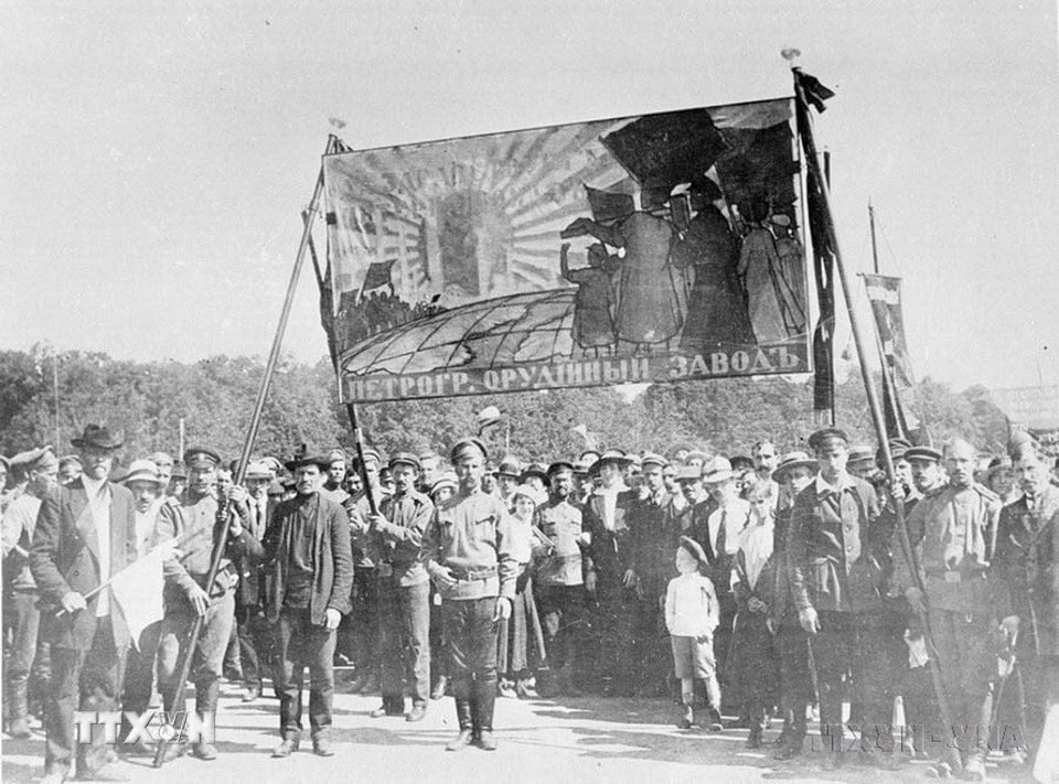 Công nhân của xưởng làm trong thành phố Petrograd biểu tình tháng 7/1917. (Ảnh: TTXVN)