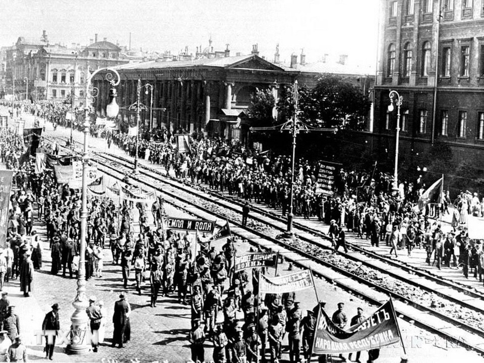 Ngày 1/7/1917 (18/6 theo lịch Nga cũ), tại Petrograd, Đảng Menshevik âm mưu tổ chức một cuộc biểu tình quần chúng để biểu dương lực lượng nhưng Đảng Bolshevik đã tham gia cuộc biểu tình này và biến nó thành cuộc biểu tình ủng hộ đường lối Đảng Bolshevick với các khẩu hiệu: