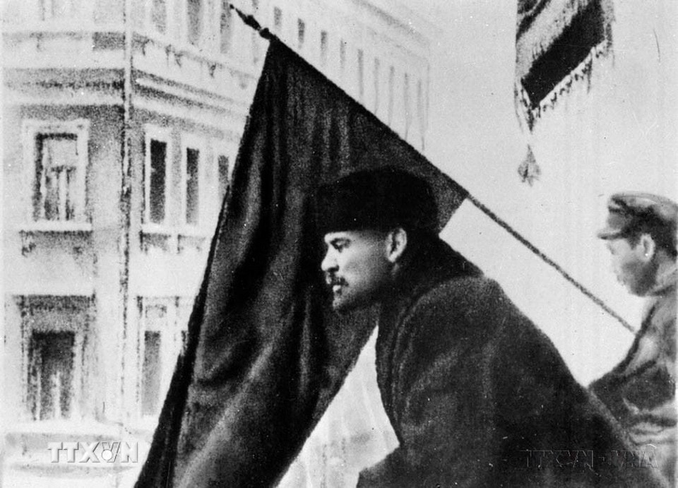 Từ trên trụ sở Xôviết (Moskva), Vladimir Ilyich Lenin nói chuyện với Hồng quân trước giờ lên đường chiến đấu (16/10/1919). (Ảnh: Tư liệu TTXVN)