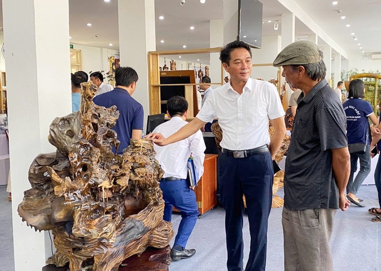 نمبر 176 Quang Trung Street, Ha Dong..jpg پر صارفین اوکوپ تھو ڈو پروڈکٹ کے تعارف اور پروموشن پوائنٹ پر کاسمیٹک اور ٹیکنالوجی مصنوعات کے بارے میں جان رہے ہیں۔