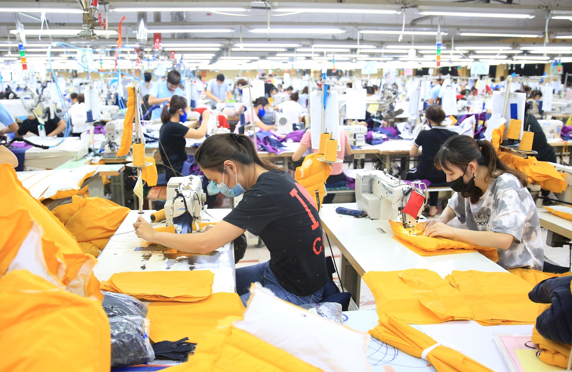 Ha Phuong Son Tay Paint Garment Joint Stock Company.-Anh-Nguyen-Quang.jpg میں برآمد کے لیے گارمنٹس کی تیاری