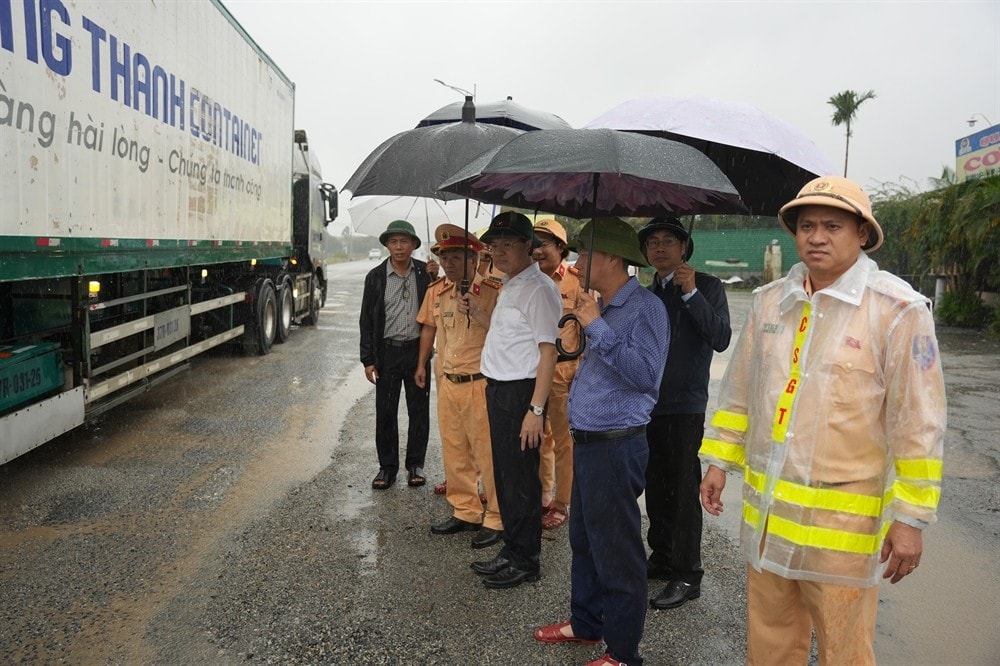 Phó Chủ tịch UBND thành phố Huế Hoàng Hải Minh vừa trực tiếp đi kiểm tra và chỉ đạo công tác khắc phục tình trạng hư hỏng trên tuyến Quốc lộ 1A 