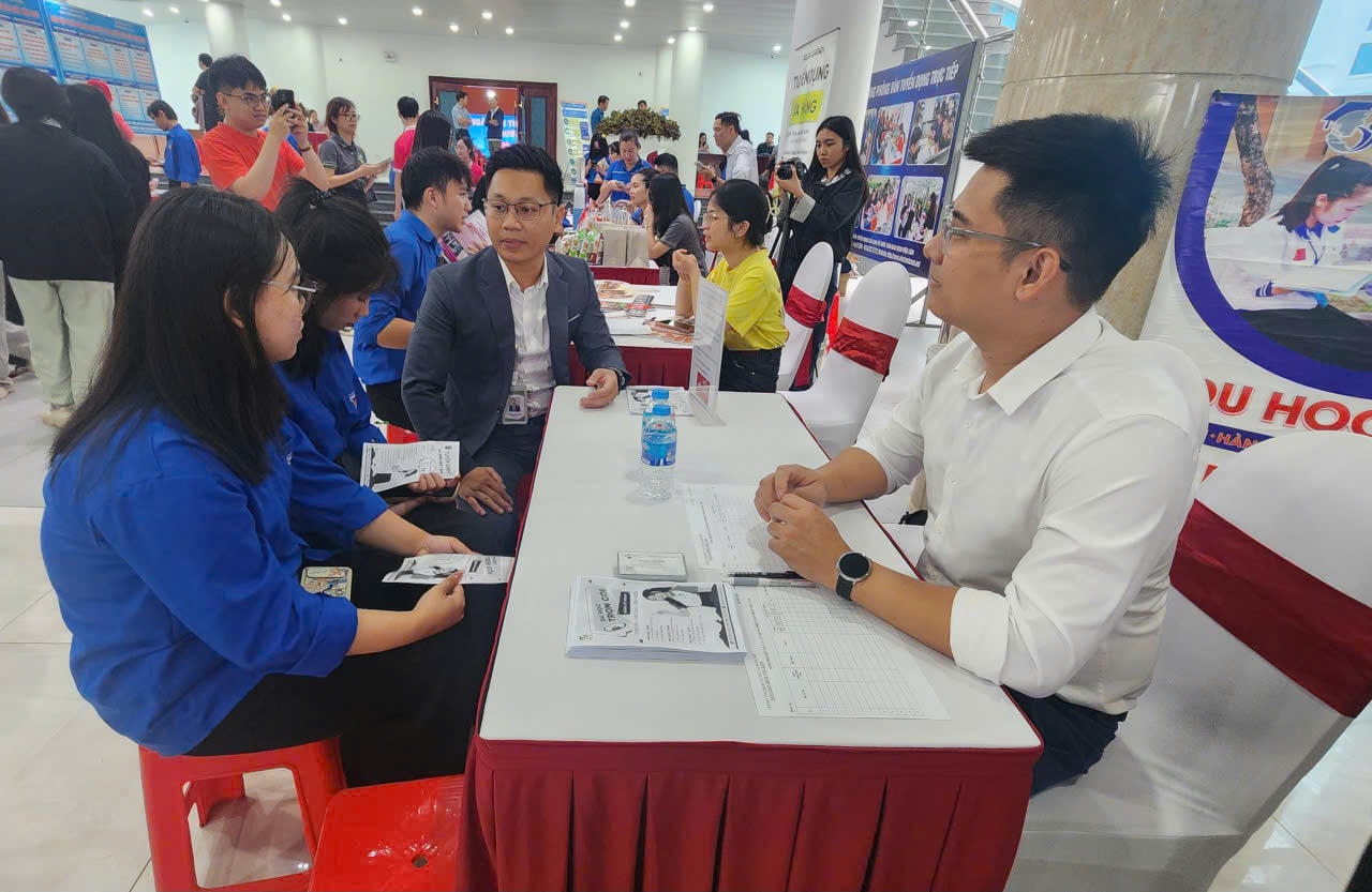 Mostrador de asesoramiento para estudios en el extranjero. Foto: PV.