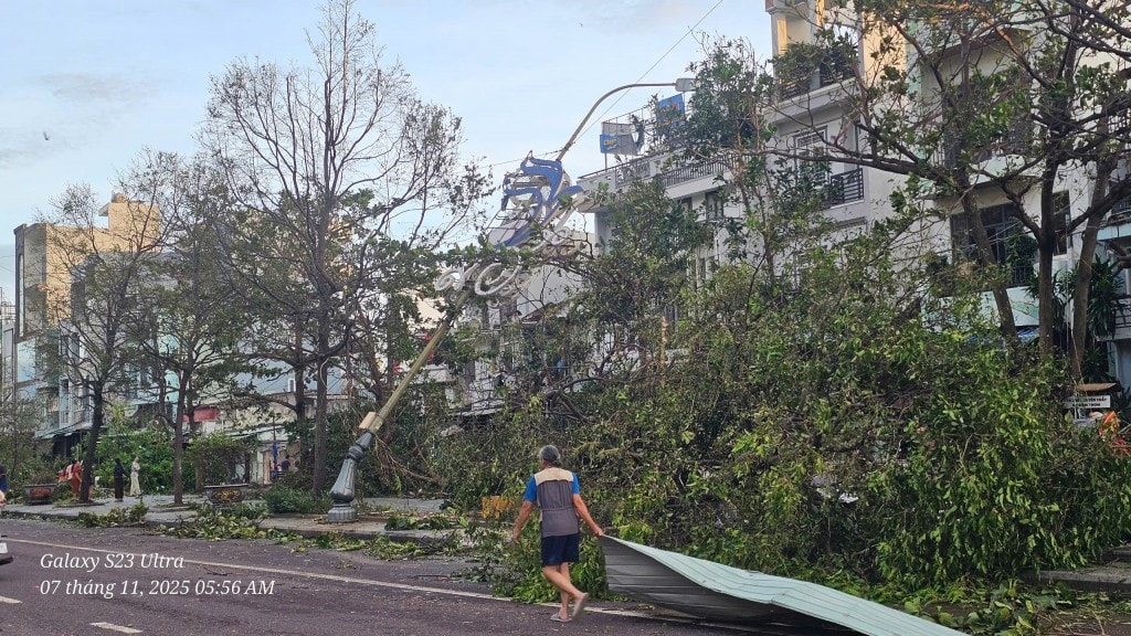 Kalmaegi là cơn bão lịch sử, hạ tầng đô thị bị phá huỷ nặng
