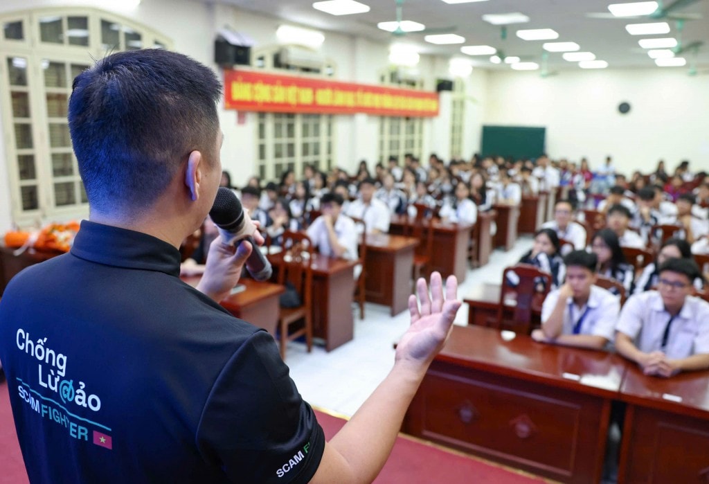 Đông đảo các em học sinh là lớp trưởng, Bí thư chi đoàn cùng phụ huynh trường THPT Trần Phú - Hoàn Kiếm nghe chuyên gia chia sẻ về an toàn mạng Đông đảo các em học sinh là lớp trưởng, Bí thư chi đoàn cùng phụ huynh trường THPT Trần Phú - Hoàn Kiếm nghe chuyên gia chia sẻ về an toàn mạng