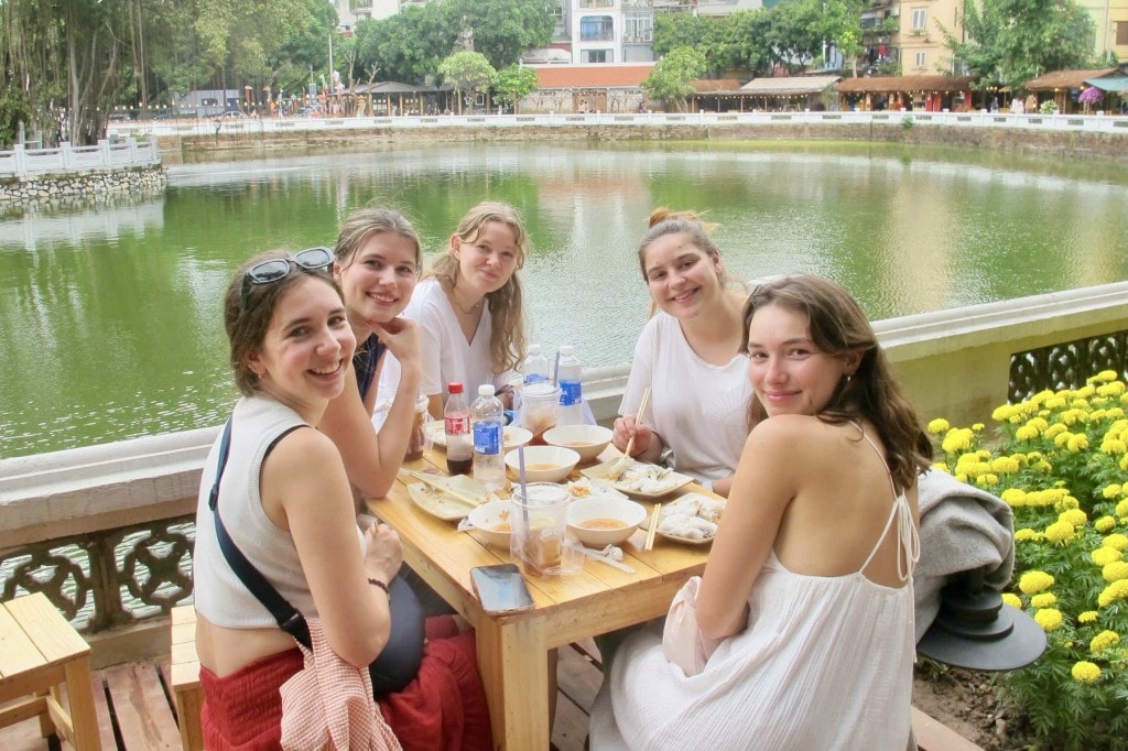 Du khách nước ngoài thích thú thưởng thức ẩm thực Việt Nam trong khuôn khổ lễ hội