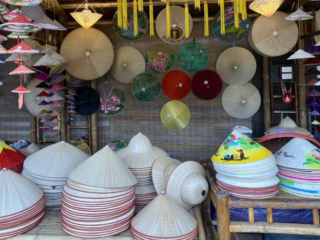 Không gian trải nghiệm các sản phẩm thủ công truyền thống trở thành điểm dừng chân hấp dẫn đối với du khách quốc tế