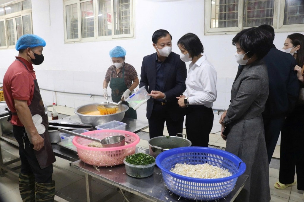 Đoàn kiểm tra liên ngành kiểm tra thực tế tại bếp ăn bán trú của trường Tiểu học Cự Khê (xã Bình Minh)