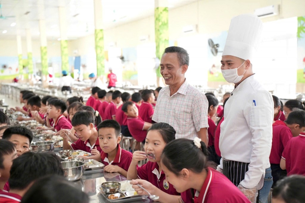 Phụ huynh giám sát bữa ăn bán trú tại trường Tiểu học Đông La
