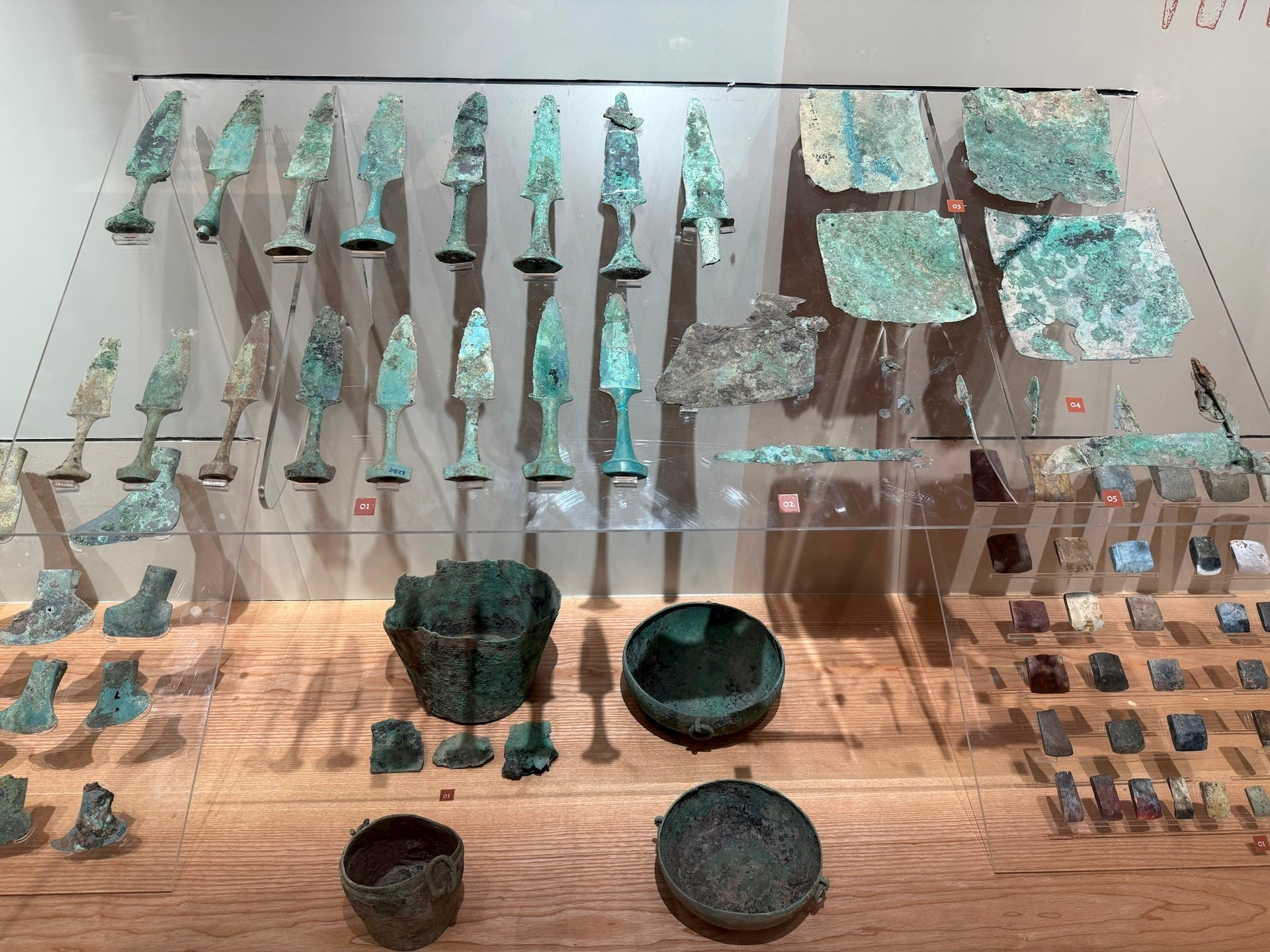 Gjenstander som er gravd ut fra bananhagen, blir utstilt på Hanoi-museet. - Anh-Hoang-Lan.jpg