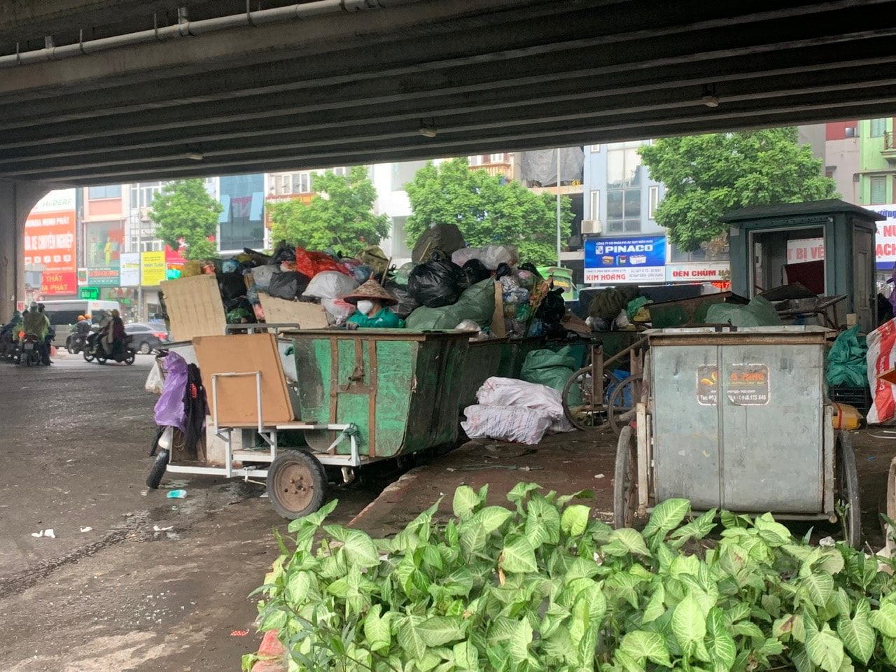 Takbroen 3 på Nguyen Xien Phuong Thanh Xuan-veien ble et samlingssted for avfall for byens innbyggere og miljøarbeidere..jpg