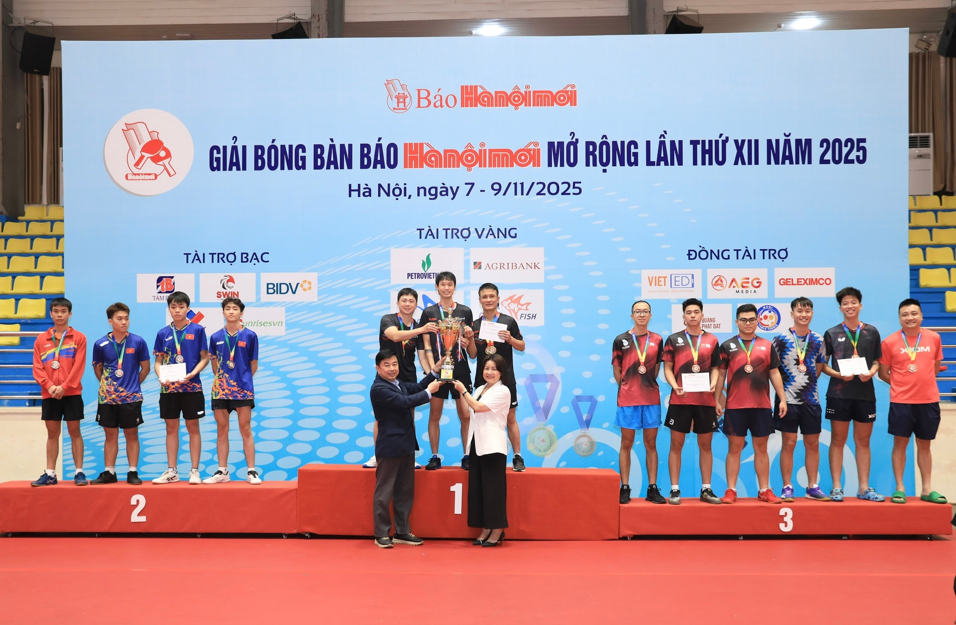 Bildet av autoriteten til partikontorene i Hanoi by, Pham Thi Nguyen Hanh og redaktøren av avisen i Hanoi, Nguyen Minh Duc, mottok prisen for menn med høy kompetanse. - Anh Quang Thai.jpg