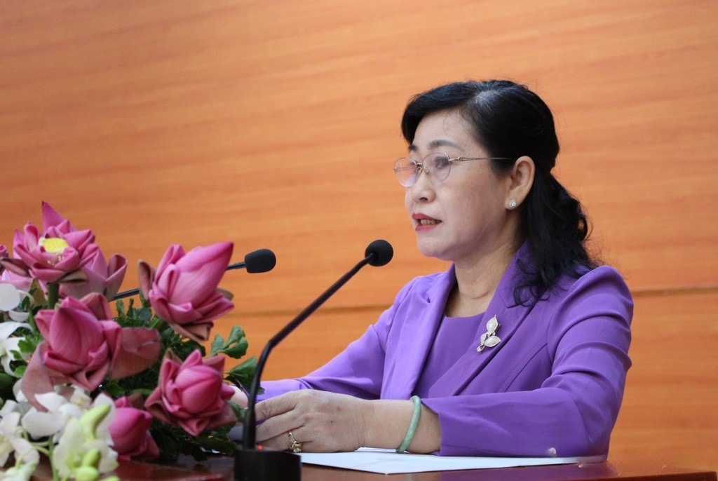 Phó Bí thư Tỉnh ủy, Chủ tịch HĐND tỉnh Đồng Tháp Châu Thị Mỹ Phương phát biểu chào mừng Hội nghị Báo cáo viên Trung ương toàn quốc tháng 11-2025.