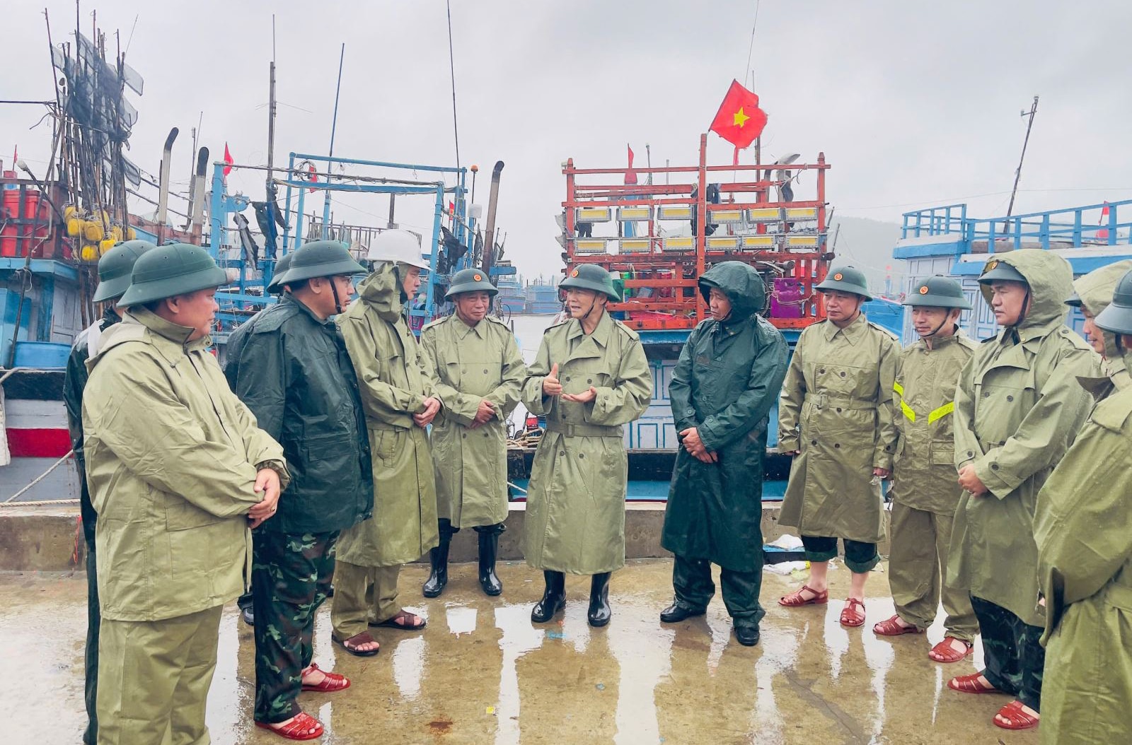 Arbeidsgruppen i Forsvarsdepartementet inspiserte responsen på storm nummer 13 i Quang Ngai-provinsen..jpg