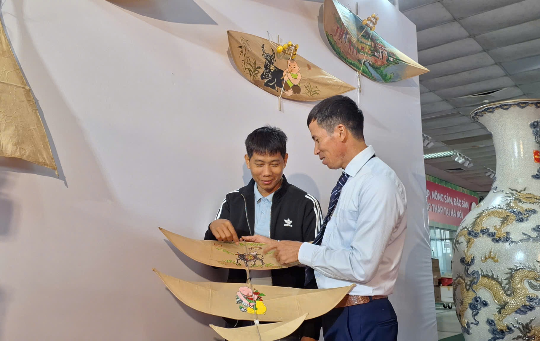 Vi introduserer den første prisvinnende produktkonkurransen «Fra tradisjonelt til moderne» i Hanoi by i 2025 av den fortjente kunstneren Nguyen Van Quyet..jpg