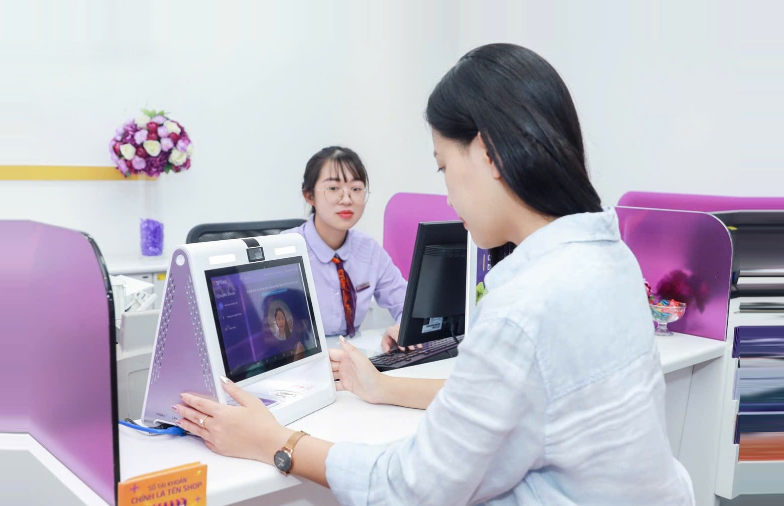 Kunder autentiserer biometriske data for å foreta pengeoverføringstransaksjoner hos Tien Phong Commercial Joint Stock Bank..jpg