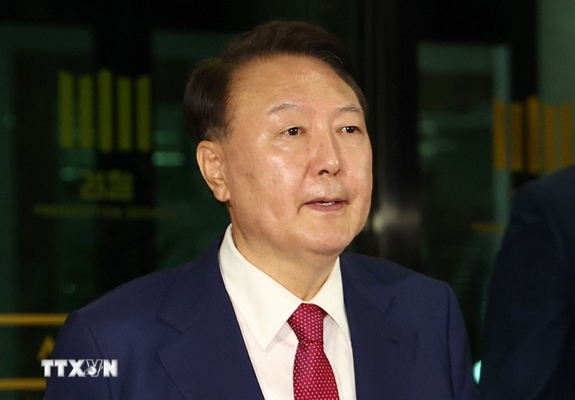 Cựu Tổng thống Hàn Quốc Yoon Suk Yeol rời Văn phòng công tố cấp cao Seoul ngày 6/7. (Ảnh: Yonhap/TTXVN)