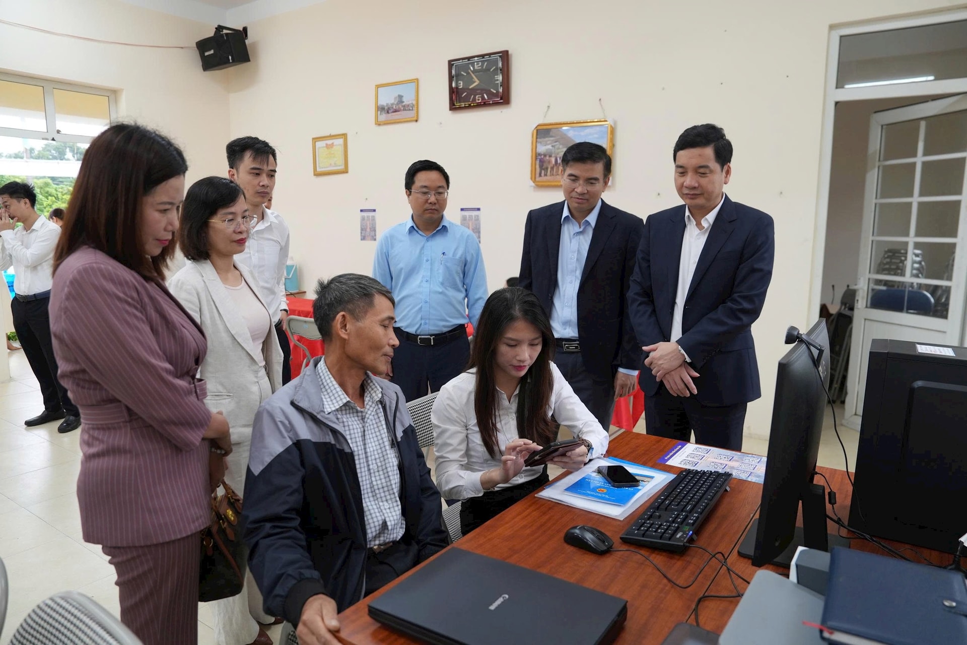 Lãnh đạo xã Gia Lâm trực tiếp đến nhà văn hóa thôn, tổ dân phố động viên,