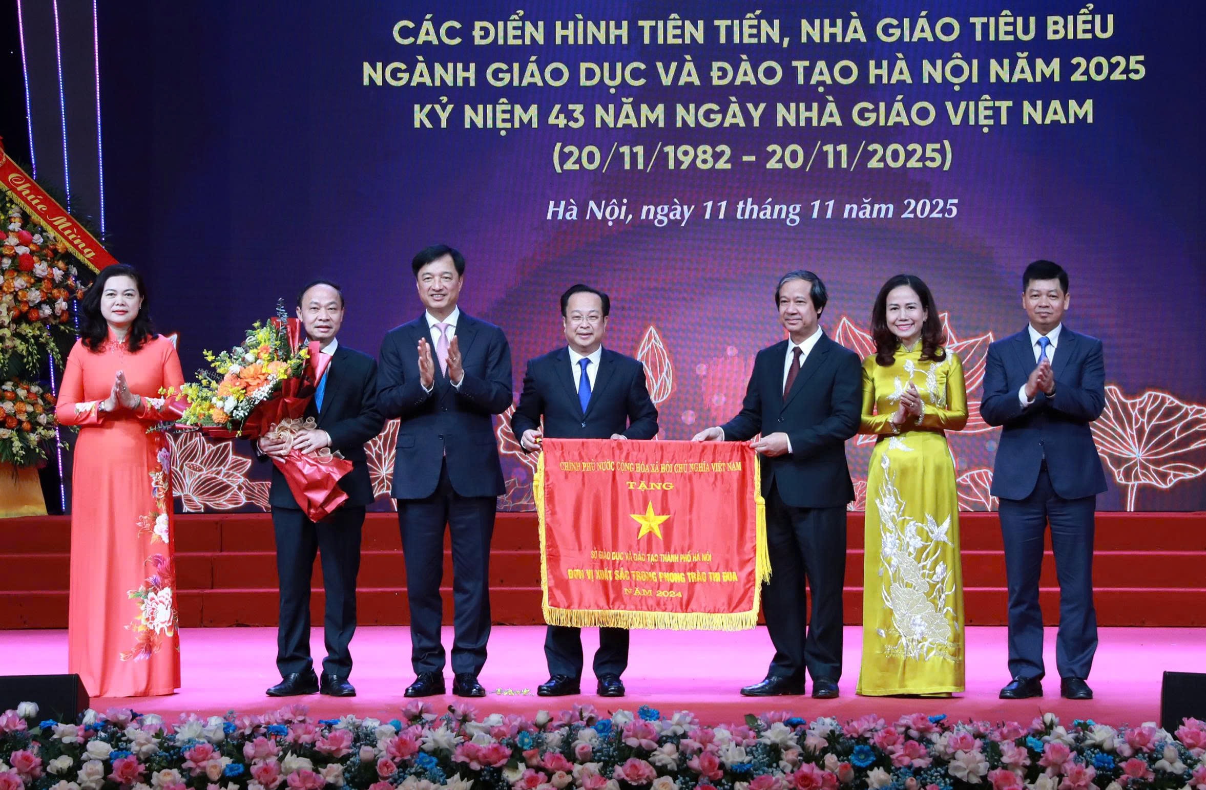 Bí thư Thành ủy Hà Nội Nguyễn Duy Ngọc, Bộ trưởng Bộ Giáo dục và Đào tạo Nguyễn Kim Sơn trao Cờ Thi đua xuất sắc của Chính phủ tặng Sở Giáo dục và Đào tạo Hà Nội. Ảnh: Viết Thành