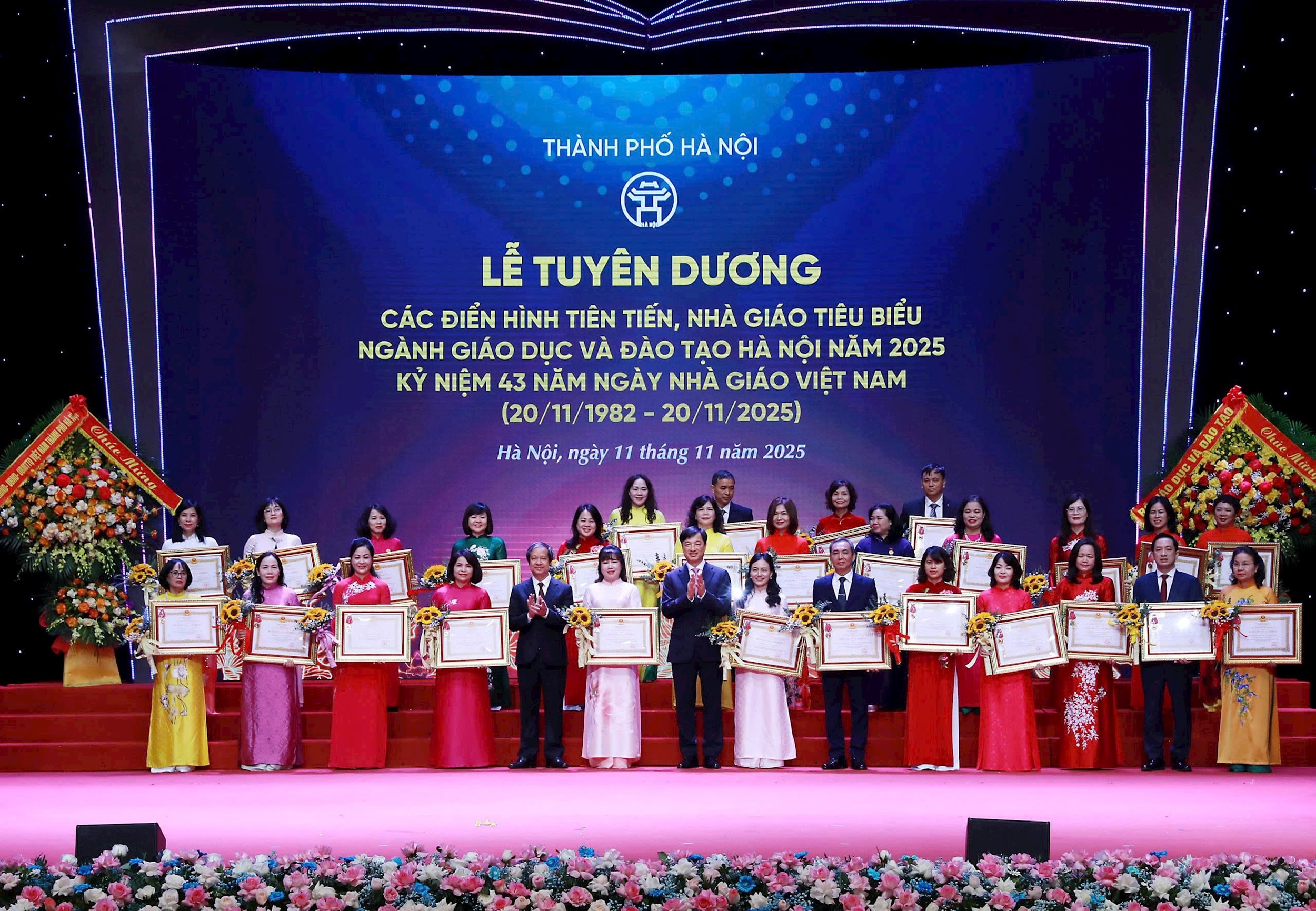 Bí thư Thành ủy Hà Nội Nguyễn Duy Ngọc, Bộ trưởng Bộ Giáo dục và Đào tạo Nguyễn Kim Sơn trao Huân chương Lao động hạng Nhất, Nhì, Ba tặng các tập thể, cá nhân. Ảnh: Viết Thành 