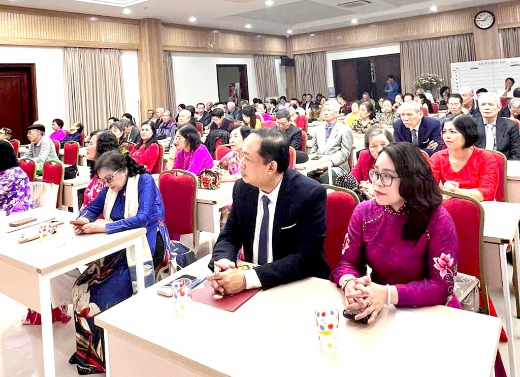 Các đồng chí lãnh đạo UBND, Ủy ban MTTQ Việt Nam phường Cửa Nam cùng đông đảo bà con Nhân dân tham dự Ngày hội Đại đoàn kết Liên Tổ dân phố số 8, 9, 10, 11, 12A, 14, 15