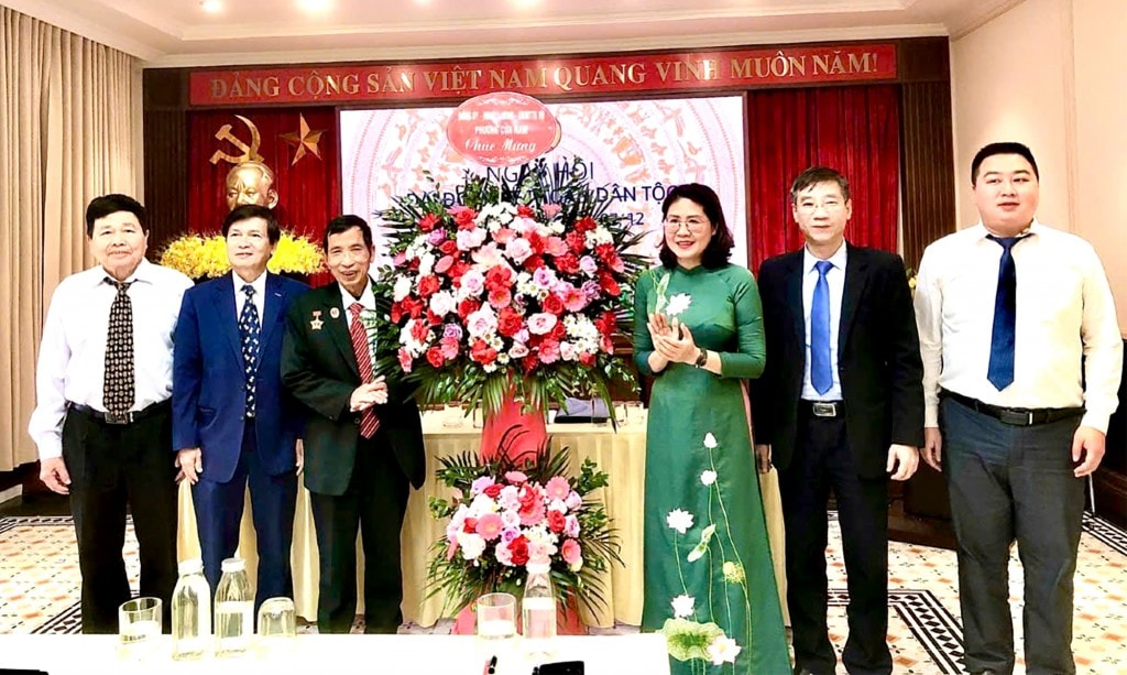 Phó Bí thư Thường trực Đảng ủy phường Cửa Nam Phạm Thị Thu Thủy cùng các đồng chí lãnh đạo Uỷ ban MTTQ Việt Nam phường chúc mừng Ngày hội Đại đoàn kết Liên Tổ dân phố số: 3, 7, 12