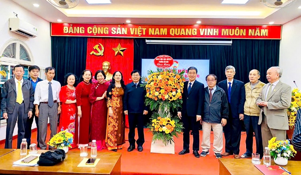 Phó Bí thư Đảng ủy, Chủ tịch UBND phường Cửa Nam Nguyễn Quốc Hoàn cùng các đồng chí lãnh đạo Ủy ban MTTQ Việt Nam phường, Bí thư Chi bộ Tổ dân phố tặng hoa chúc mừng Ngày hội Đại đoàn kết Liên Tổ dân phố số 1, 2, 4, 5, 6